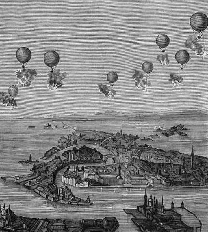 Une illustration de drones autrichiens en 1849 utilisée pour un article sur les drones par SmartCuts Creative, basé à Lausanne et Genève, en Suisse.