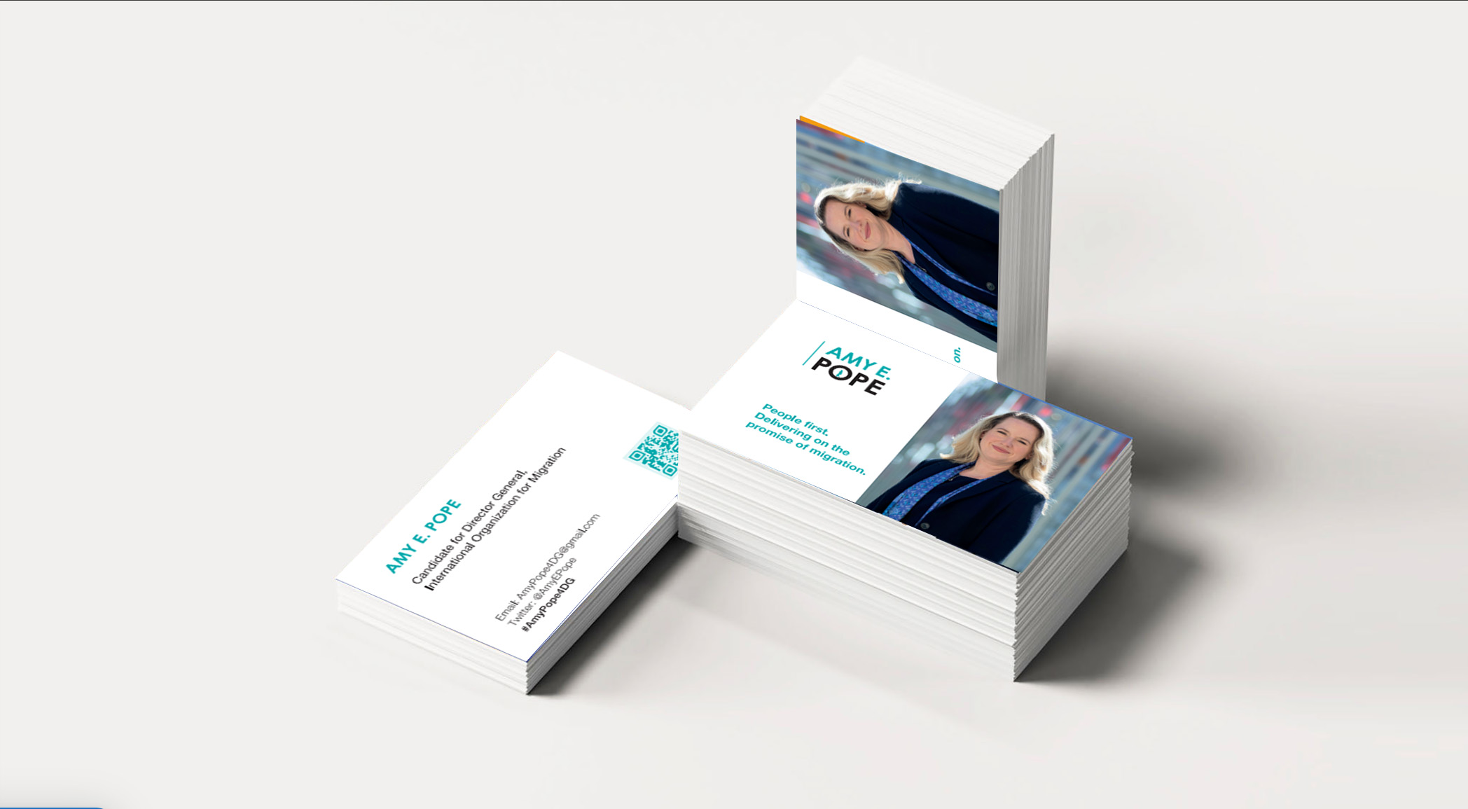 Image of business cards created by SmartCuts Creative Agency in Lausanne and Geneva