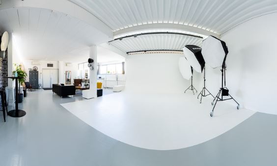 Une image d'un studio de photographie basé à Genève ; High key Studio Photography.