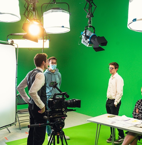 Image showing a shoot at the studio to illustrate the directing service offered by Smartcuts Creative in Geneva and Lausanne for creative communication purposes
