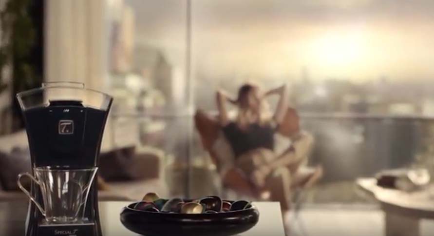 Image showing a woman reclining in a chair as a sample of interactive video produced by the SmartCuts Creative Agency studio in Lausanne and Geneva, Switzerland for the purposes of creative communication.