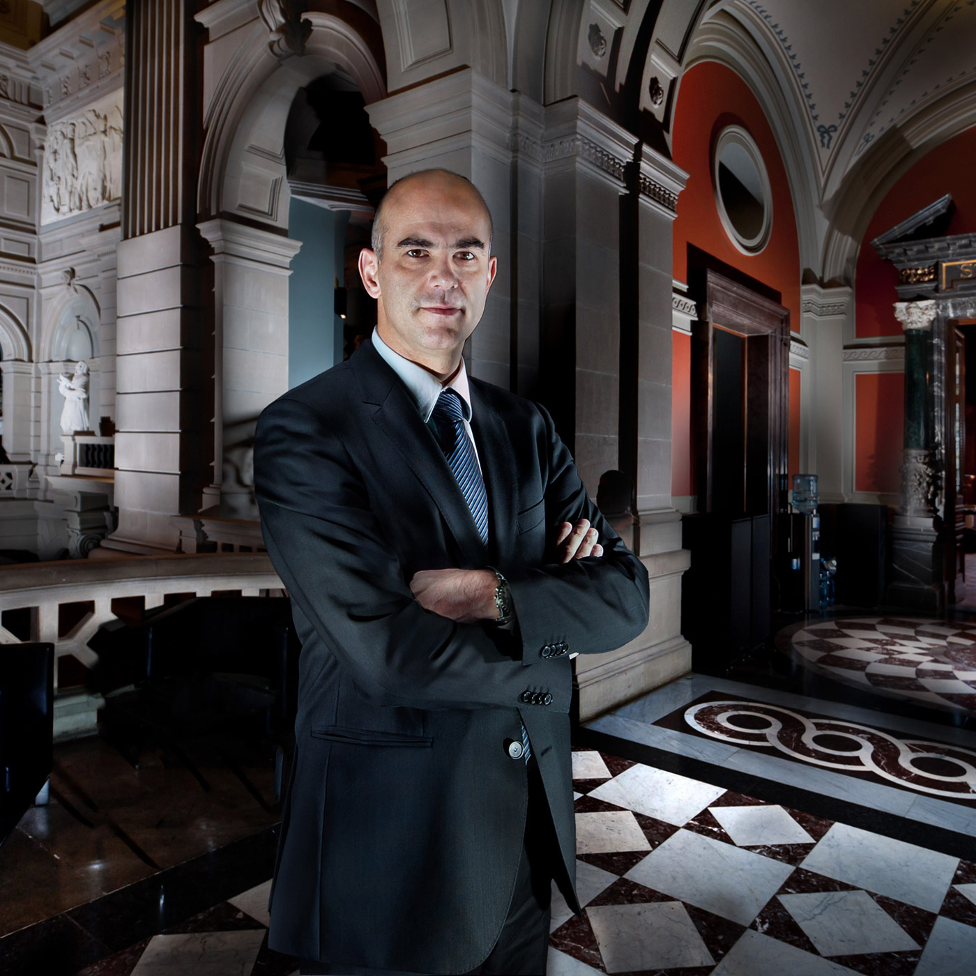 Corporate photograph of a man in a suit, taken by SmartCuts Creative, based in Lausanne and Geneva, in Switzerland.