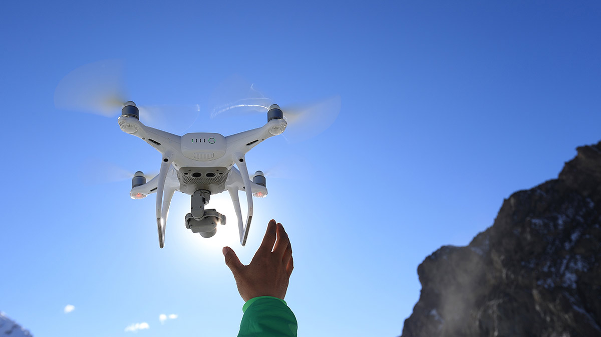 Maniement d'un drone pour illustrer le service de vidéo au drone