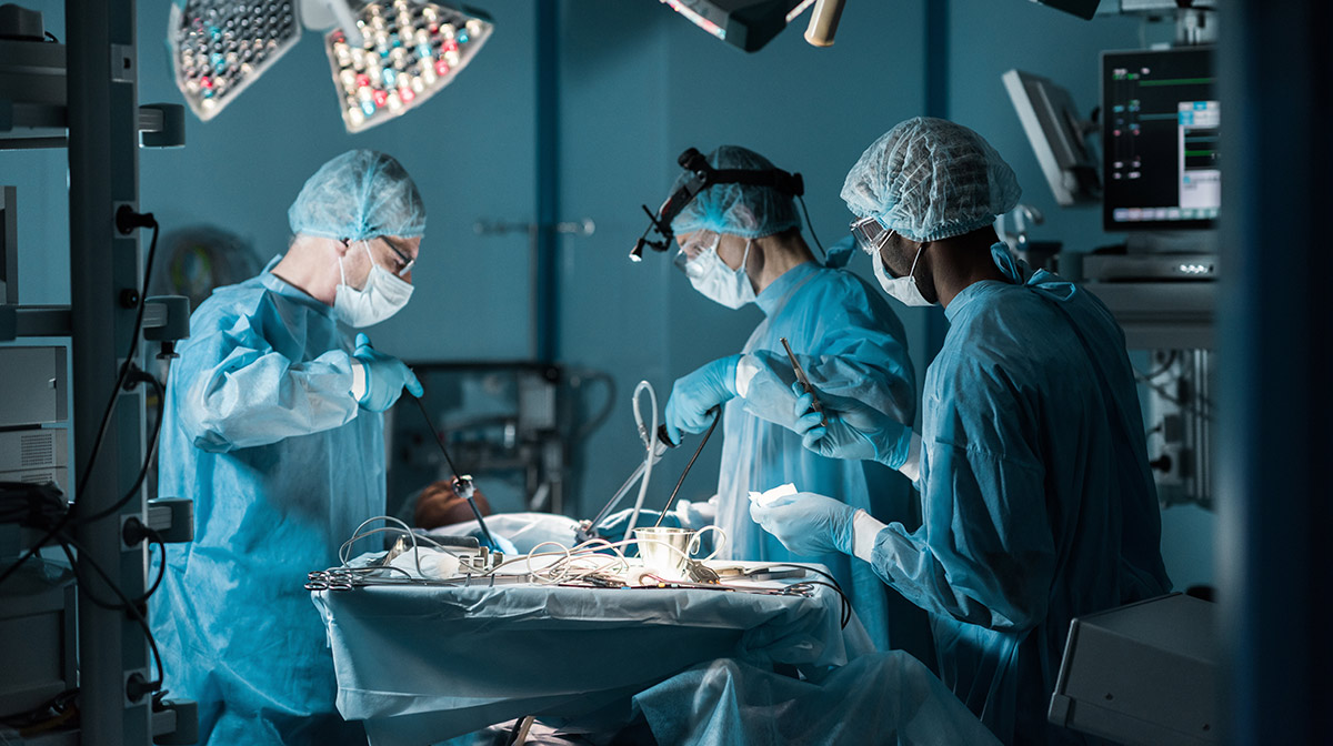 Chirurgiens en cours d'opération dans un bloc opératoire pour illustrer le service de vidéos médicales
