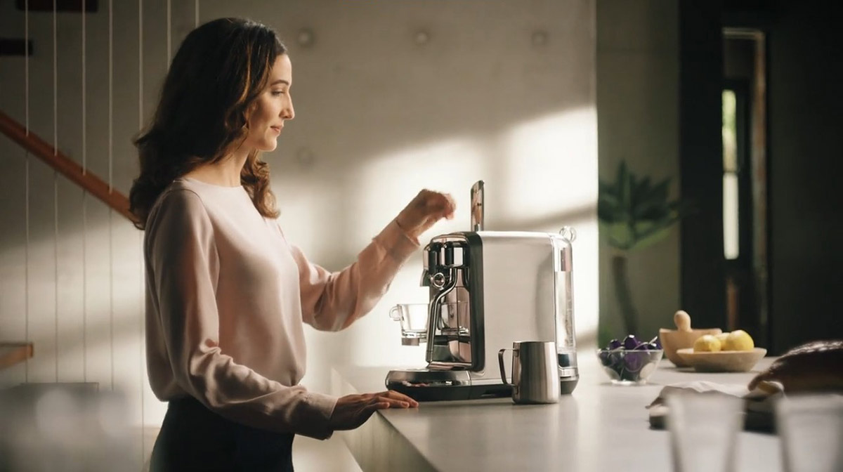 Exemple d'une publicité Nespresso d'une femme se servant un café pour illustrer le service vidéo publicitaires